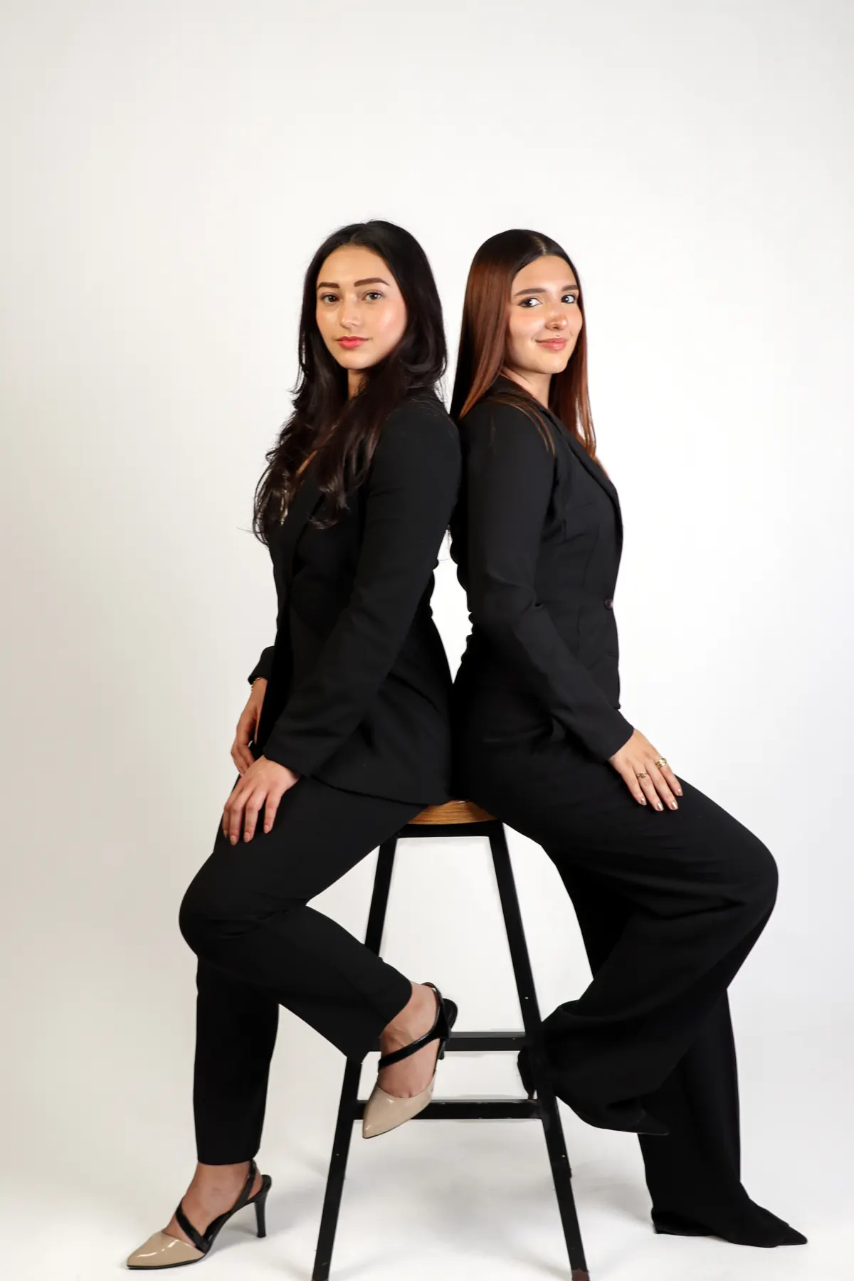 Carolina y Lisa, fundadoras de MUVEN, en estudio